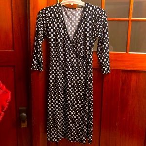 black snd white wrap dressed printed with an O